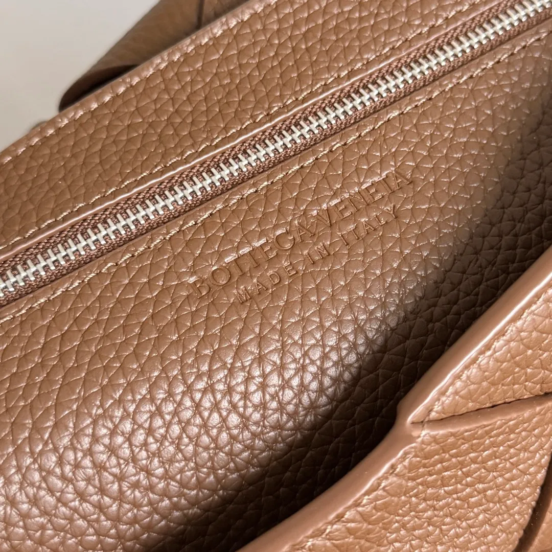 Batch 2220 BOTTEGA VENETA Bottega Veneta's 2025 new product Diago large crossbody bag is the latest shipment🎉🎉The combination of pragmatism and Diago craftsmanship, high-quality leather with natural texture, soft and thick touch, different gloss refracted under different lights, flat shape and dry It’s clean and tidy, it doesn’t have a big logo, but it exudes calmness and elegance from any angle. The interior capacity is enough, and two power banks can be easily accommodated. There is also a small zippered pocket, which is especially suitable for easy-to-lose items such as access cards. It is a bag that is both beautiful and practical👜 Style number: 815796 Size: 32*21.5*5cm Color: hazelnut brown